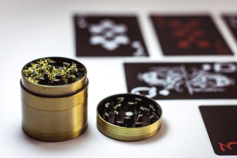 How_to_Use_Weed_Grinders_The_Full_Guide_Image